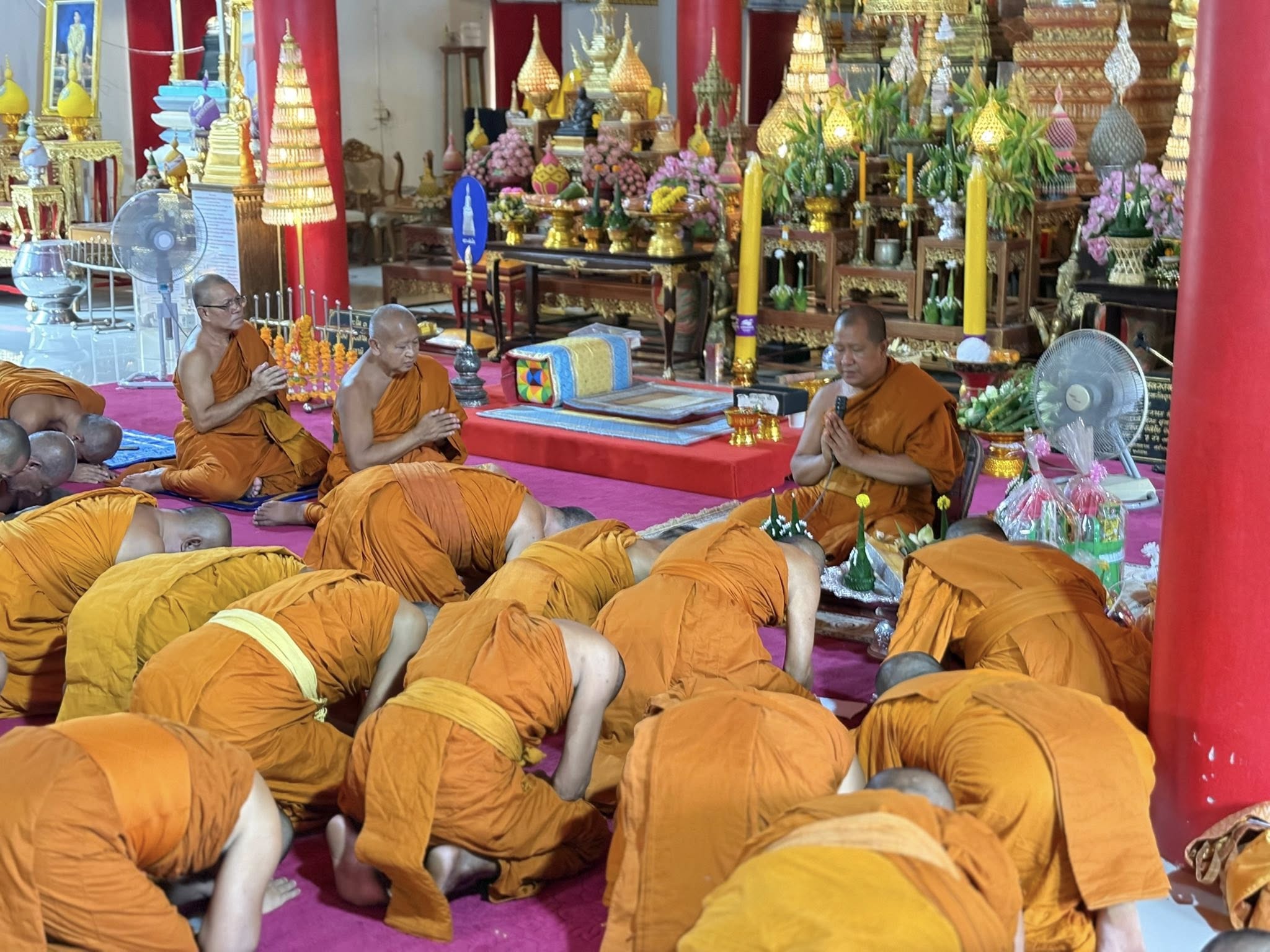 คณะสงฆ์อำเภอบุณฑริก นำโดย พระครูปริยัติคณานุกิจ เจ้าคณะอำเภอบุณฑริก ประกอบพิธีทำสามีจิกรรม พระศรีวิสุทธิมุนี รองเจ้าคณะจังหวัดอุบลราชธานี เจ้าอาวาสวัดปากน้ำ บุ่งสระพัง 🕍 ณ ภายในวิหารหลวงพ่อเงิน 700 ปี วัด ปากน้ำ บุ่งสระพัง