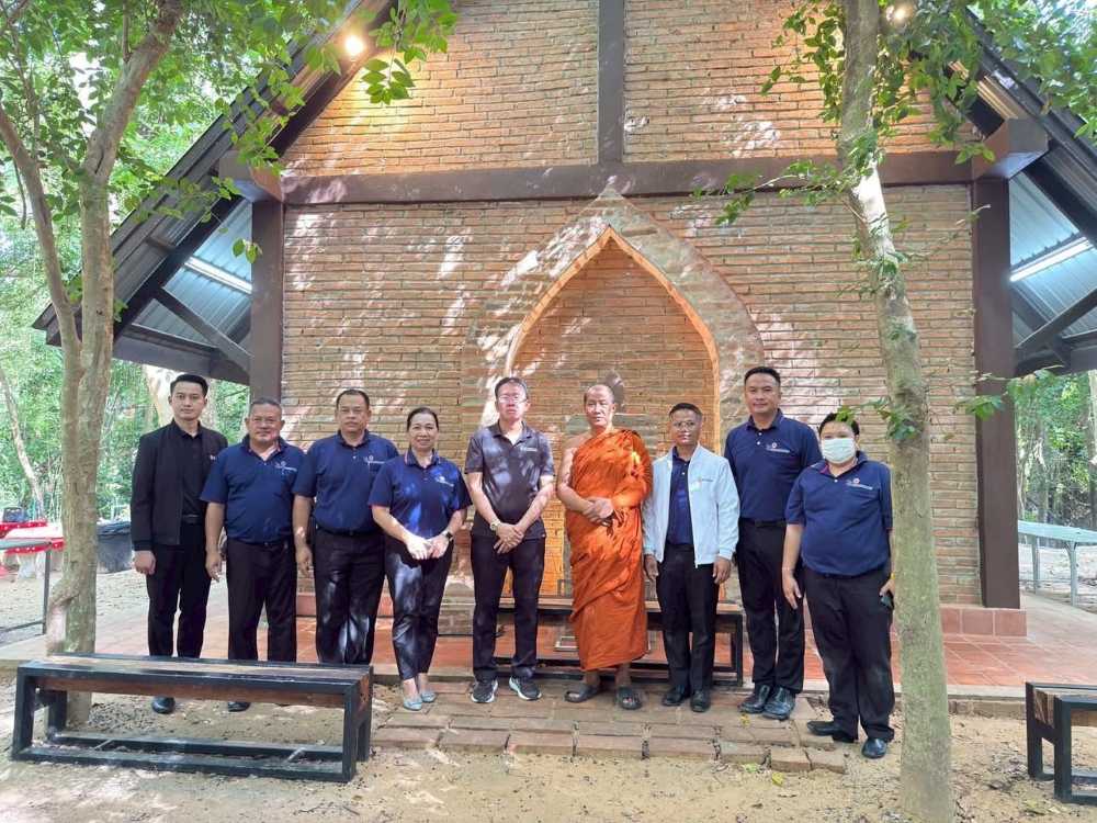 นายกฤศกร สนิทศักดิ์ดี ผู้ตรวจราชการสำนักงานพระพุทธศาสนาแห่งชาติ พร้อมคณะ เดินทางมากราบนมัสการสักการะหลวงพ่อเงิน ๗๐๐ ปี พระชัยหลังช้างแห่งแผ่นดินอีสาน ณ วัดปากน้ำ บุ่งสระพัง พร้อมกันนี้ พระศรีวิสุทธิมุนี และพระมหาไพฑูล ชุตินฺธโร ได้นำท่านผู้ตรวจราชการฯ ไปเยี่ยมชม วัดป่าพระพิฆเณศวร์ ได้ถวายสักการะพระพุทธปฏิมาประธาน ประจำศาลการเปรียญ และถวายสักการะองค์ปู่พระพิฆเณศวร์ซึ่งมีผู้ศรัทธาองค์ปู่หลั่งไหลเข้ามากราบจนหนาแน่น