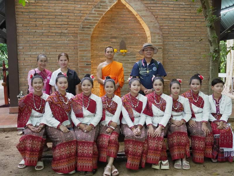 เยาวชนบ้านปากน้ำ แสดงศิลปะการฟ้อนรำ เพื่อถวายสักการะบูชาแก่ ปู่พระพิฆเณศวร์ วัดป่าบ้านบาก