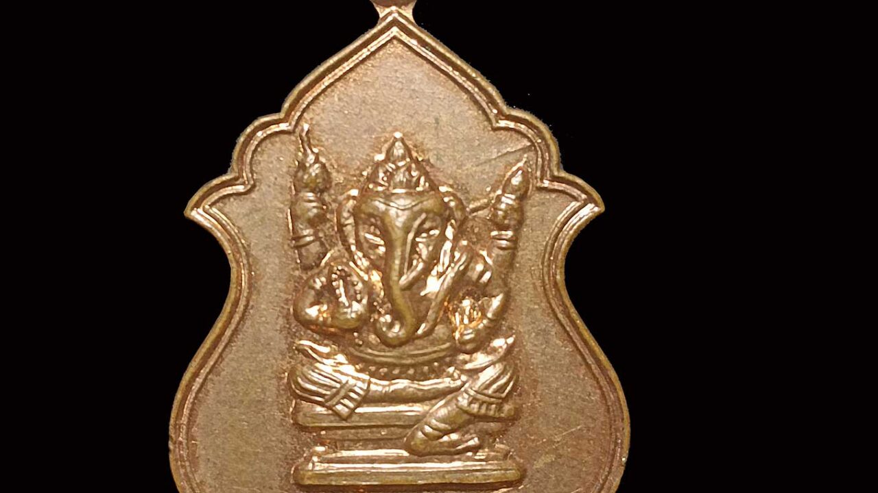 เหรียญพระพิฆเนศวร์ วัดป่าปากบุ่งสระพัง 2529 (เนื้อทองแดง ทองแดงรมดำ กะไหล่เงิน) ชั่วโมงนี้ ถือว่าเป็น เหรียญวัตถุมงคล ยอดนิยม ของจังหวัดอุบล ไปแล้ว.